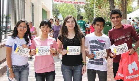 04102012 EN CARRERA ATLéTICA.  Tatiana Casagrande, Lucas Japhet y Naadaby Andrade Oliveira, de Brasil; y de Tailandia, Peerawit Srichayes y Napatsorn Samanwanich, jóvenes rotarios que se encuentran en La Laguna de intercambio de estudios, participaron en la Carrera 5-K del Club Rotario.