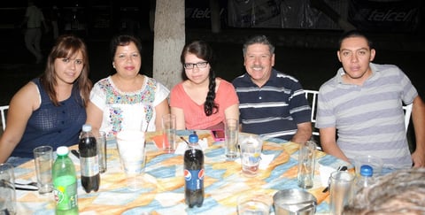 05102012 CONVIVENCIA DEPORTIVA.  Cecilia, Mayela, Karla, Gustavo y Fernando.
