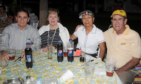 05102012 CENA DE CLAUSURA.  Nazario López, Lupita Morales de López, July Solís y Bruno Solís.