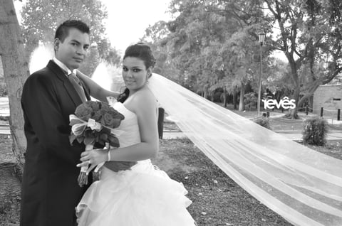 ALFREDO Gutiérrez Torres y Angélica Romero Rodríguez, el día de su boda.- Revés Estudio