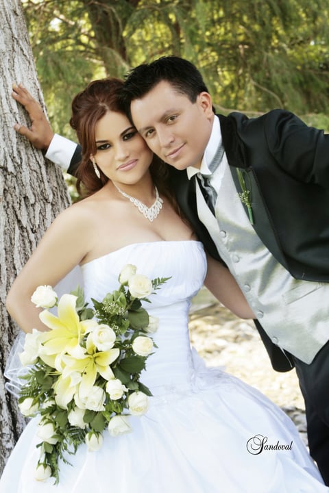 Lic. Lizeth AlejandraMartínezMéndez y Lic. Omar Esau Perales Bueno, unieron sus vidas en matrimonio, en la parroquia de la Virgen María de la Medalla Milagrosa, el día 23 de junio de 2012. Los contrayentes son hijos de los Sres. Alfonso Martínez Hernández y Esperanza Méndez Reséndiz; Jesús Alfonso Perales Vargas y Norma Bárbara Bueno Recio.- Sandoval Fotografía