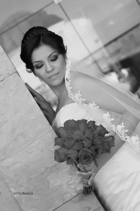 SRITA. ANA LAURA Ortiz Gutiérrez, en una fotografía de estudio el día de su boda.- Susunaga