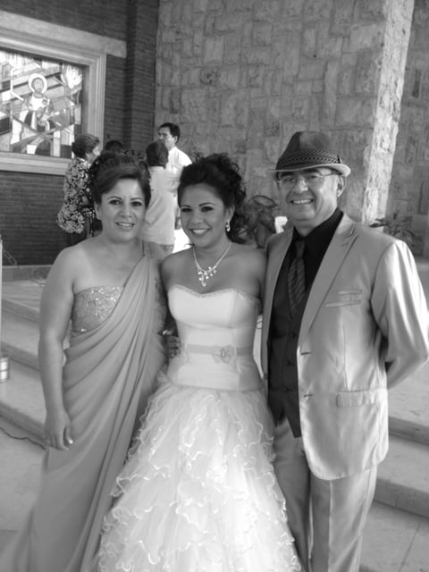 SRITA. LUISA Fernanda Pámanes Moreno, el día de sus XV años, acompañada de sus padres, señora Claudia Viridiana Moreno Hernández y señor Luis Antonio Pámanes García.