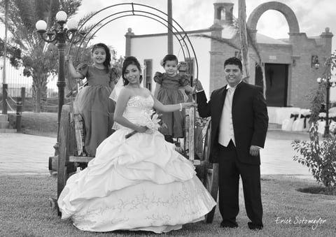 SRITA. ADRIANA YADIRA Treviño Herrera y Sr. Francisco Javier Álvarez Cuevas, acompañados de sus hijas Rebeca Sofía y Eva Margarita Álvarez Treviño.- Érick Sotomayor Fotografía