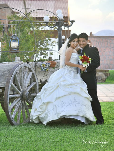Srita. Adriana Yadira Treviño Herrera y Sr. Francisco Javier Álvarez Cuevas, contrajeron matrimonio el día 25 de agosto, a las 19:30 horas en la Parroquia de la Quinta de la Hacienda los Ángeles.
