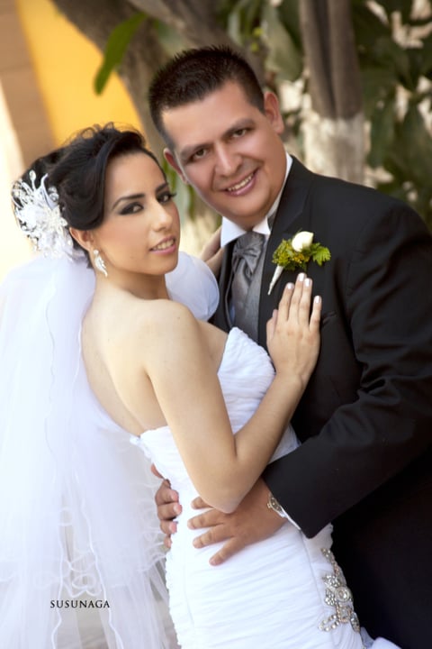 LRH Tania Esperanza Macías Padilla y MBA Clodoaldo Benigno Galván Allende, recibieron la bendición nupcial el sábado ocho de septiembre de 2012, en la Parroquia, Catedral y Basílica de Santa María de Guadalupe. Estuvieron presentes sus padres, Sres. Rafael Macías Varela y Esperanza Padilla de Macías; Antonio Galván Sánchez y María del Rosario Allende de Galván.- Susunaga Fotografía