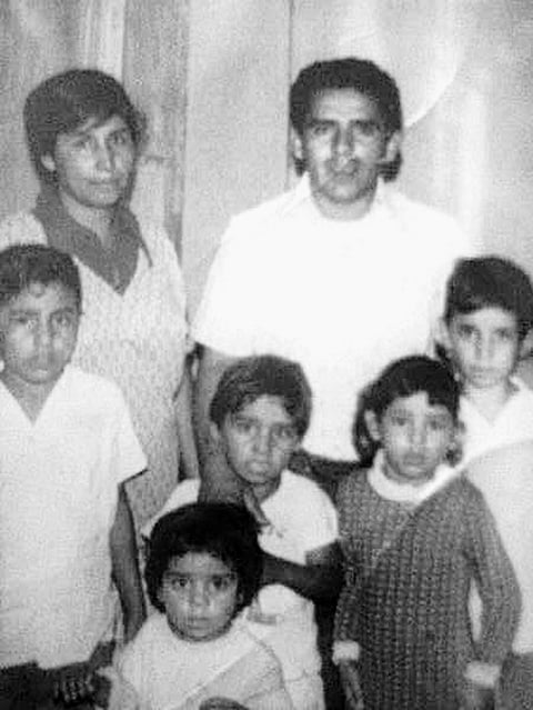 CARMEN Zavala y Alfredo Velázquez con sus hijos Luis Alfonso, Víctor, Evangelina, Sergio Enrique y Cecilia.