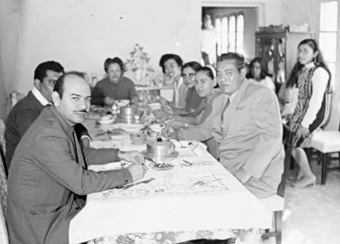 CAPTADOS en una reunión familiar: Señor Luévano, Óscar Wong, Nina Wong, Ema Wong, Cuca deWong, Minerva de Luévano y Fátima Wong, hace varios . .