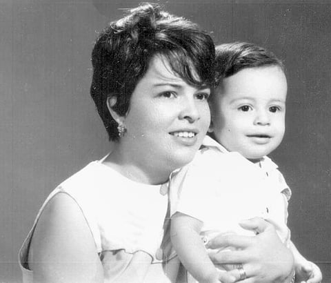 ALICIA Delgado de Alarcón con su hijo Luis Alberto Alarcón, quien el 23 de septiembre cumplió 45 años.