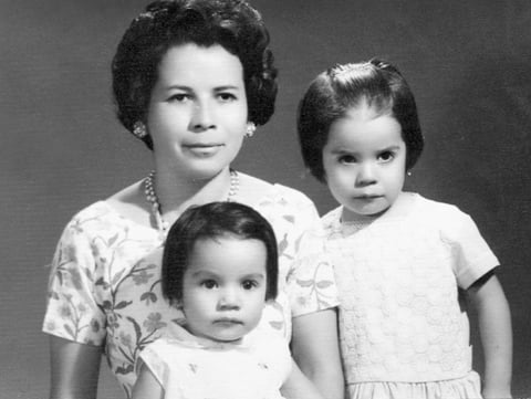 MERCEDES García Díaz con sus hijas Blanca Silvia e Isabel Hernández García, décadas atrás.