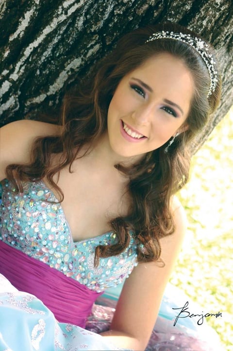 07102012 Srita. Evelyn de León Ortiz festejó sus XV años de vida el día seis de octubre de 2012, con una misa de acción de gracias en la iglesia Virgen María de la Medalla Milagrosa, en punto de las 6:00 de la tarde. La acompañaron sus padres, Sres. Arturo de León Flores y Oleida Ortiz Fierro.- Estudio Benjamín