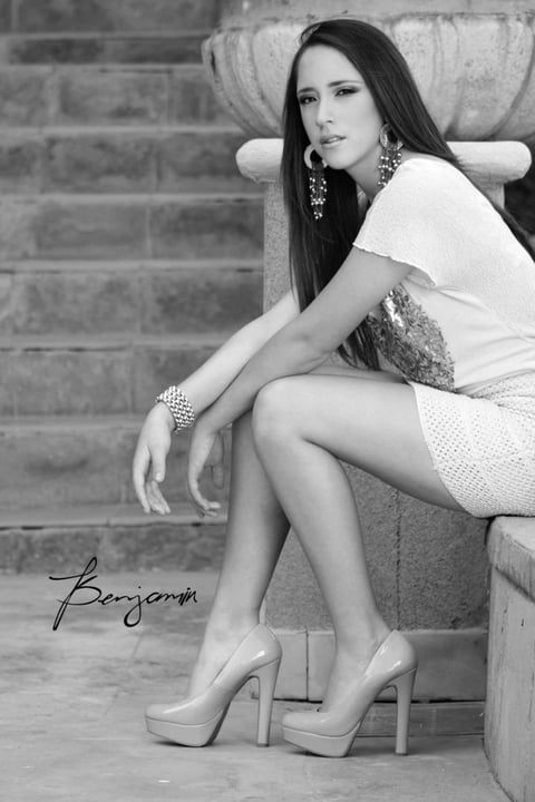 07102012 EVELYN  de León Ortiz festejando sus XV años de vida con una fotografía de estudio Benjamín.