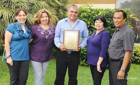 07102012 C. PROFR.  Manuel Antonio Mijares Astorga acompañado de la Profra. Loreta Hernández, Profra. Cecilia Cannan, Profra. María Santa Ramos Martínez y el Profr. Rodolfo Méndez Rodríguez, de la Escuela España, turno vespertino.