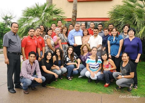 07102012 C. PROFR.  Manuel Antonio Mijares Astorga con todo el personal docente, administrativo y manual de la Escuela España, turno vespertino.