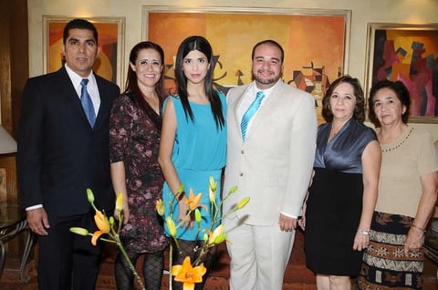 07102012 LOS RECIéN CASADOS  Ileana Lizzeth Dávila Martos y Carlos Arturo Olazábal, acompañados de los señores: Rafael Dávila Rodríguez, Martha Ileana Martos Terrazas, Lucina Olazábal y Lucina Sánchez Cano.