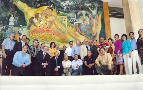 07102012 MAGNA REUNIóN.  Egresados de la Facultad de Medicina de la UA de C, en el año de 1972, se reunieron recientemente para celebrar sus 40 años de médicos.