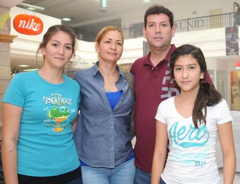 07102012 SARAHí  Vázquez, Valeria Belmontés, Susan Meraz, Elisa Reyes, Argentina Vázquez y Mariana Mottu.