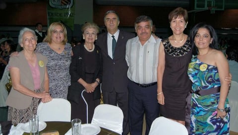 07102012 EN FESTEJO.  Claudia, Adriana, María Luz, Felipe, Juan José, Chelito y María Estela.