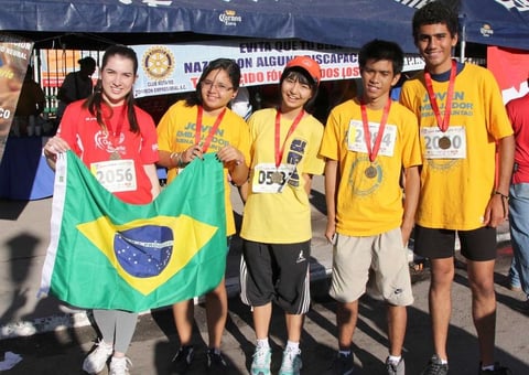 09102012 EN CARRERA ATLéTICA.  Tatiana Casagrande, Lucas Japhet y Naadaby Andrade Oliveira, de Brasil; y de Tailandia, Peerawit Srichayes y Napatsorn Samanwanich, jóvenes rotarios que se encuentran en La Laguna de intercambio de estudios, participaron en la Carrera 5-K del Club Rotario.