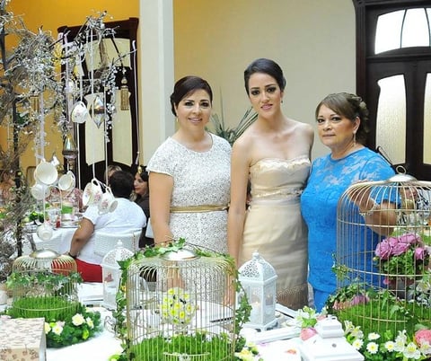 La novia junto a las organizadoras de la recepción: su mamá Victoria Armendáriz y su futura suegra Rebeca Marín.