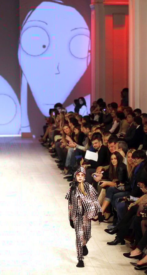 Una niña modelo luce una llamativa creación del diseñador  Viktor Anisimov.