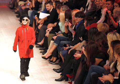 Un niña modelo luce una creación del diseñador ucraniano Viktor Anisimov durante la Semana de Ucrania, en Kiev.