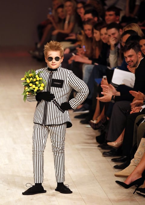 Un niño modelo luce una creación del diseñador ucraniano Viktor Anisimov durante la Semana de Ucrania, en Kiev.