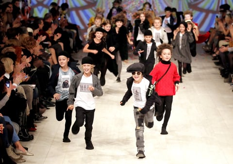 Creaciones para niños del diseñador ucraniano Viktor Anisimov se presentaron en uno de los desfiles de la Semana de la Moda de Ucrania.