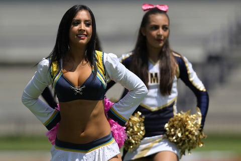 La porrista de los Cargadores junto a las de los Pumas de la UNAM. (Jam Media)