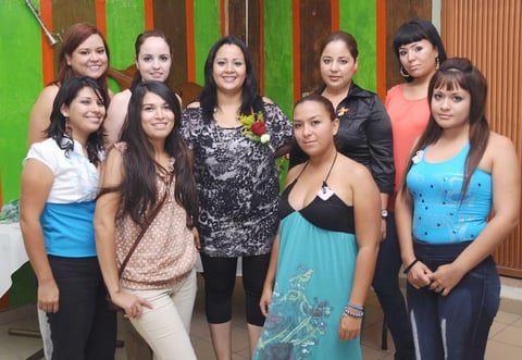 11102012 EN DESPEDIDA.  Luz María Valles Cepeda en compañía de las invitadas a su recepción.
