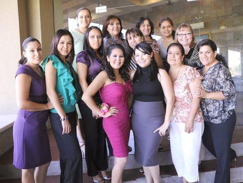 10102012 PRENUPCIAL.  Mónica Sánchez Lozano, fue captada durante su despedida de soltera, a la que acudieron sus familiares y amigas.