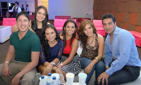 12102012 ENTRE AMIGOS.  Jonathan, Magdalena, Micaela, Cristina, Ipsigle y César.