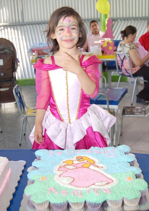 10102012 CUMPLEAñOS.  La bella Romina Castro Rivera en su fiesta.