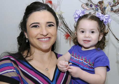 10102012 EN UN CUMPLEAñOS.  Cecilia Villarreal y su hija Regina.