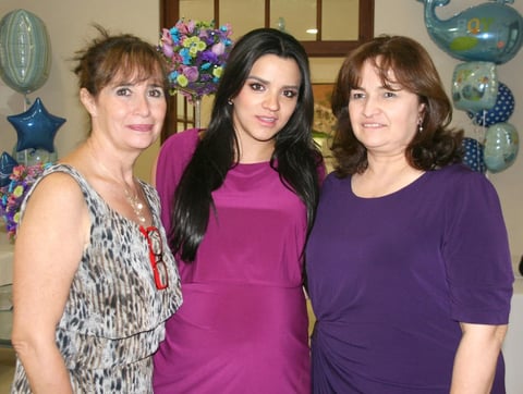 10102012 DANIELA  Dávila junto a las anfitrionas de su 'baby shower': Daniela Iparrea y María Eugenia Abusaid.