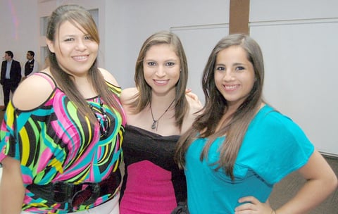 13102012 EN PASARELA.  Karla, Marisol y Ana.