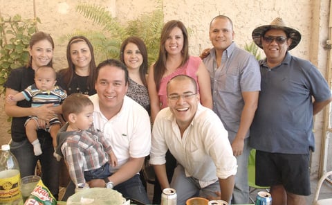 13102012 FESTEJA SU CUMPLE.  Liz fue captada en compañía de Gisela, Alejandra, Cecy, Omar, Marcelino, Eder, Alan y los pequeños Diego y Sebastián.