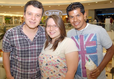 14102012 EN EL MALL.  Jair, Ana y Josué.