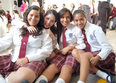 14102012 EN RECESO.  Claudia, Melissa, Alejandra y Ana.