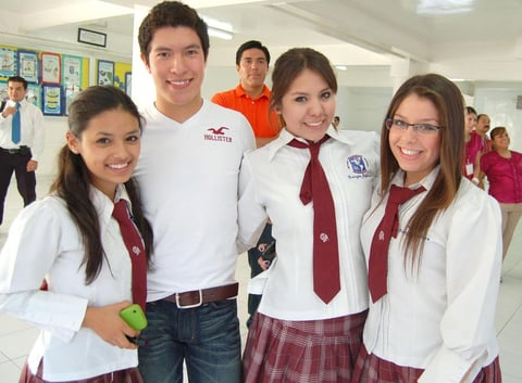 15102012 COLEGIALES.  Melina, Luis, Kassandra y Lupita.