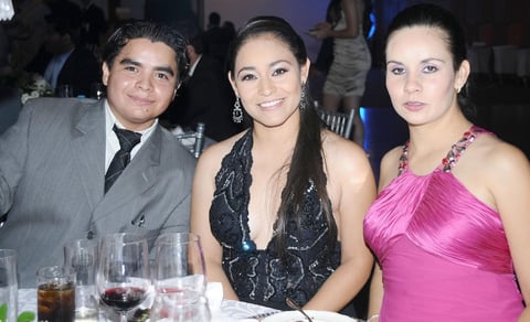 17102012 EN RECEPCIóN NUPCIAL.  Luis, Brenda y Ale.
