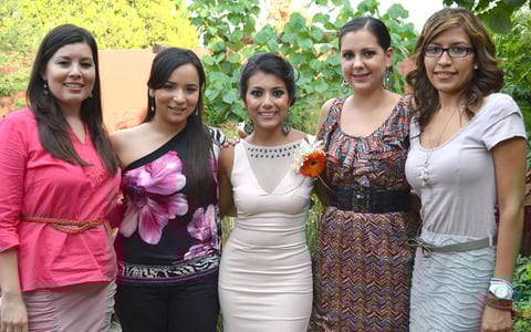 17102012 PRENUPCIAL.  Karla Favila García acompañada de Claudia Ontiveros, Rosa Aguirre, Mariana Anaya y Mónica Ortiz.