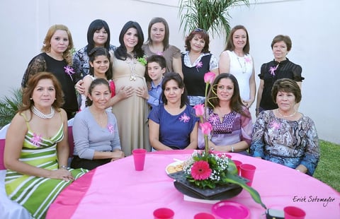 17102012 CANASTILLA.  Yazmín Angélica Torres de Ramírez acompañada de familiares y amigas.