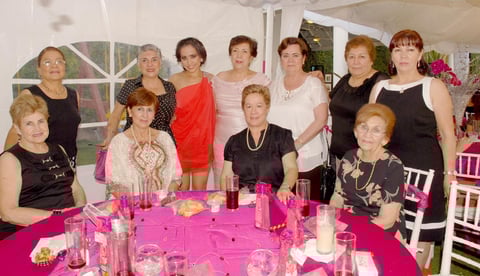 17102012 PRENUPCIAL.  Maribel Esqueda Tello junto a su futura suegra María Cristina González de Contreras y un grupo de amigas.