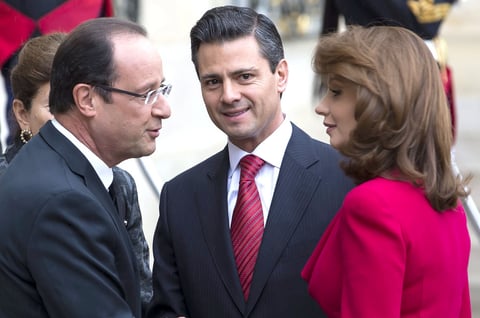 En su encuentro Peña Nieto y Hollande, sonrientes, intercambiaron frases de cortesía en su saludo, mientras que las señoras hacían lo propio en un acto que, de acuerdo con la prensa francesa, era la primera vez que realizaba la compañera del mandatario de este país.