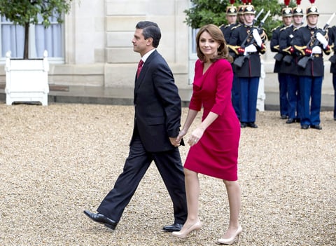 En punto de las 13:00 horas tiempo local, Peña Nieto y su esposa Angélica Rivera llegaron al Palacio de Elíseo.