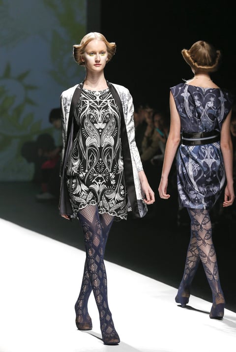 Creaciones de Tamae Hirokawa para Somartafueron presentadas en la semana de la moda de Tokio.