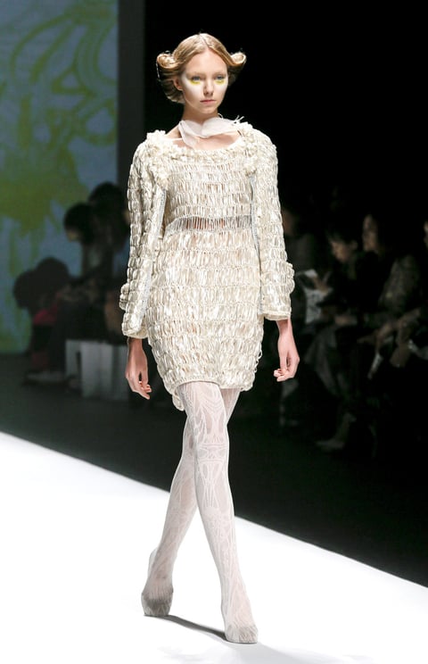 Modelo camina por la pasarela con creaciones de Tamae Hirokawa para Somarta.