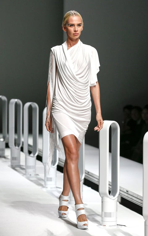 Una modelo presenta una creación de Yu Amatsu para 'Un grado Fahrenheit' en la Mercedes-Benz Semana de la Moda de Tokio, Japón.