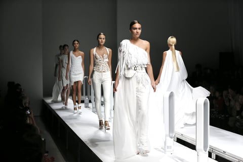 Modelos caminan por la pasarela con creaciones de Yu Amatsu para 'Un grado Fahrenheit' en la Mercedes-Benz Semana de la Moda de Tokio.